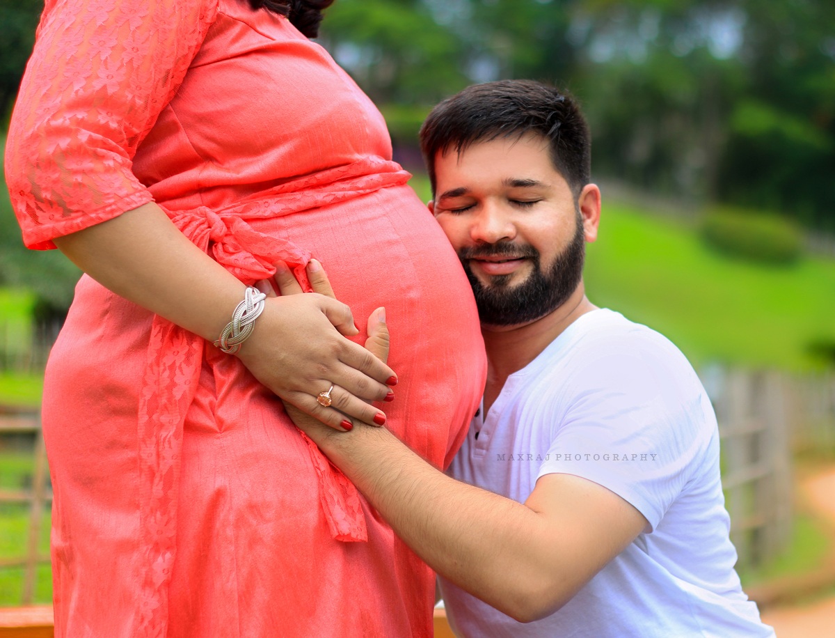 outdoor maternity photography in pune, best maternity photography poses