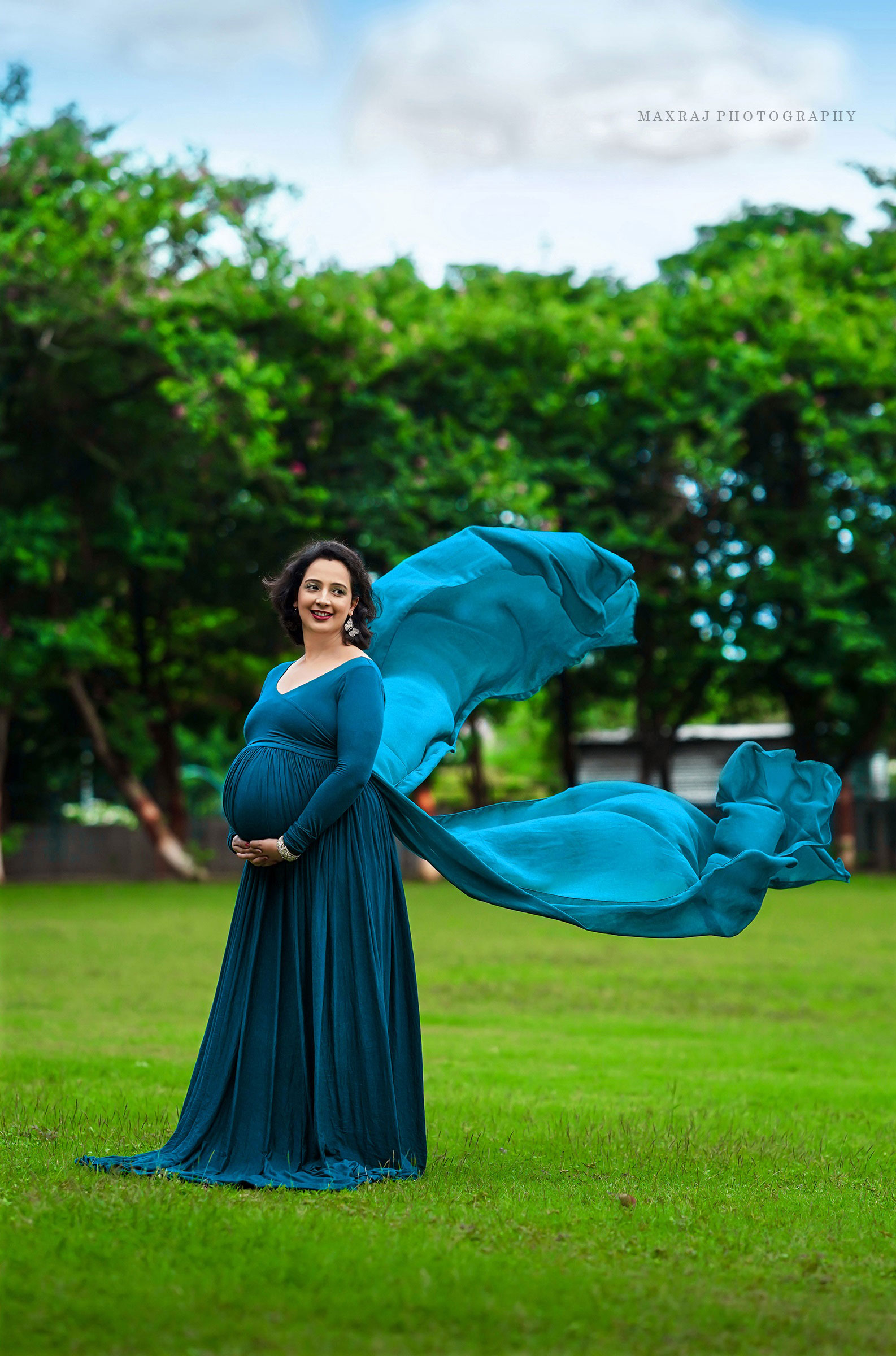 maternity photographer in pune, maternity photoshoot poses, maternity photoshoot ideas, maternity photoshoot in blue gown
