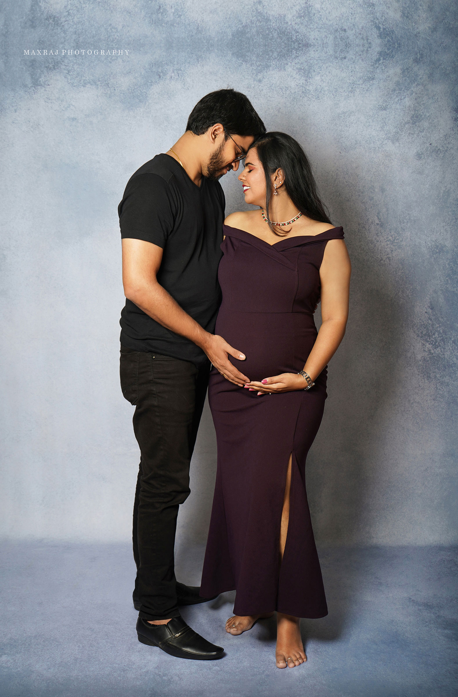best maternity photographer in pune, best maternity photographer in india, maternity photoshoot in pune in pink gown