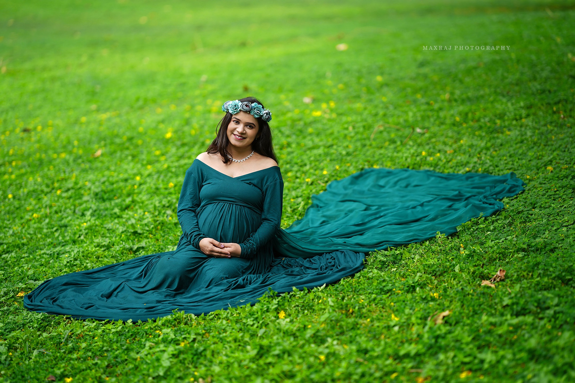 maternity photographer in pune, best maternity photographer in india, maternity photoshoot in pune in green gown in garden
