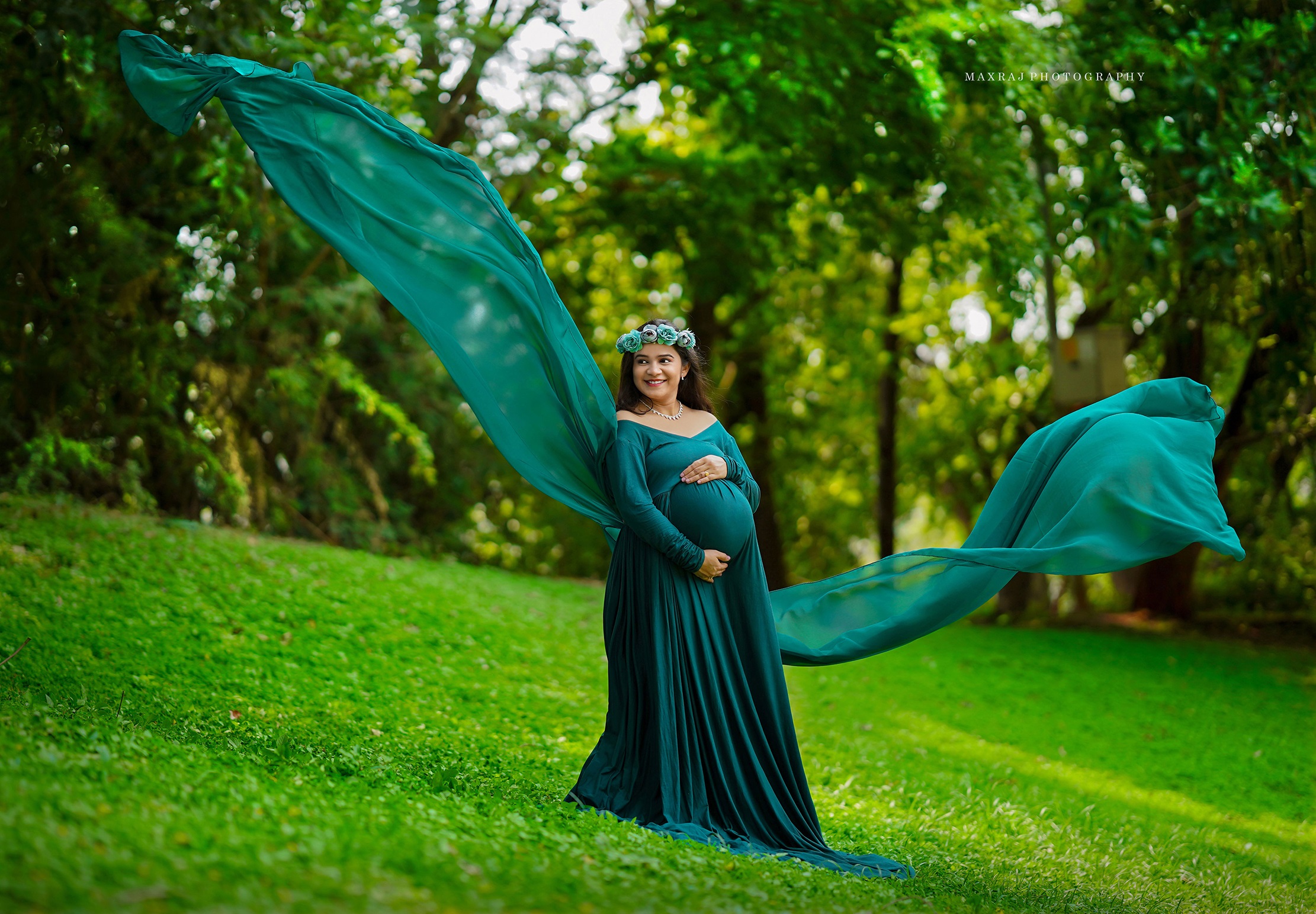 maternity photographer in pune, best maternity photographer in india, maternity photoshoot in pune in green flying gown