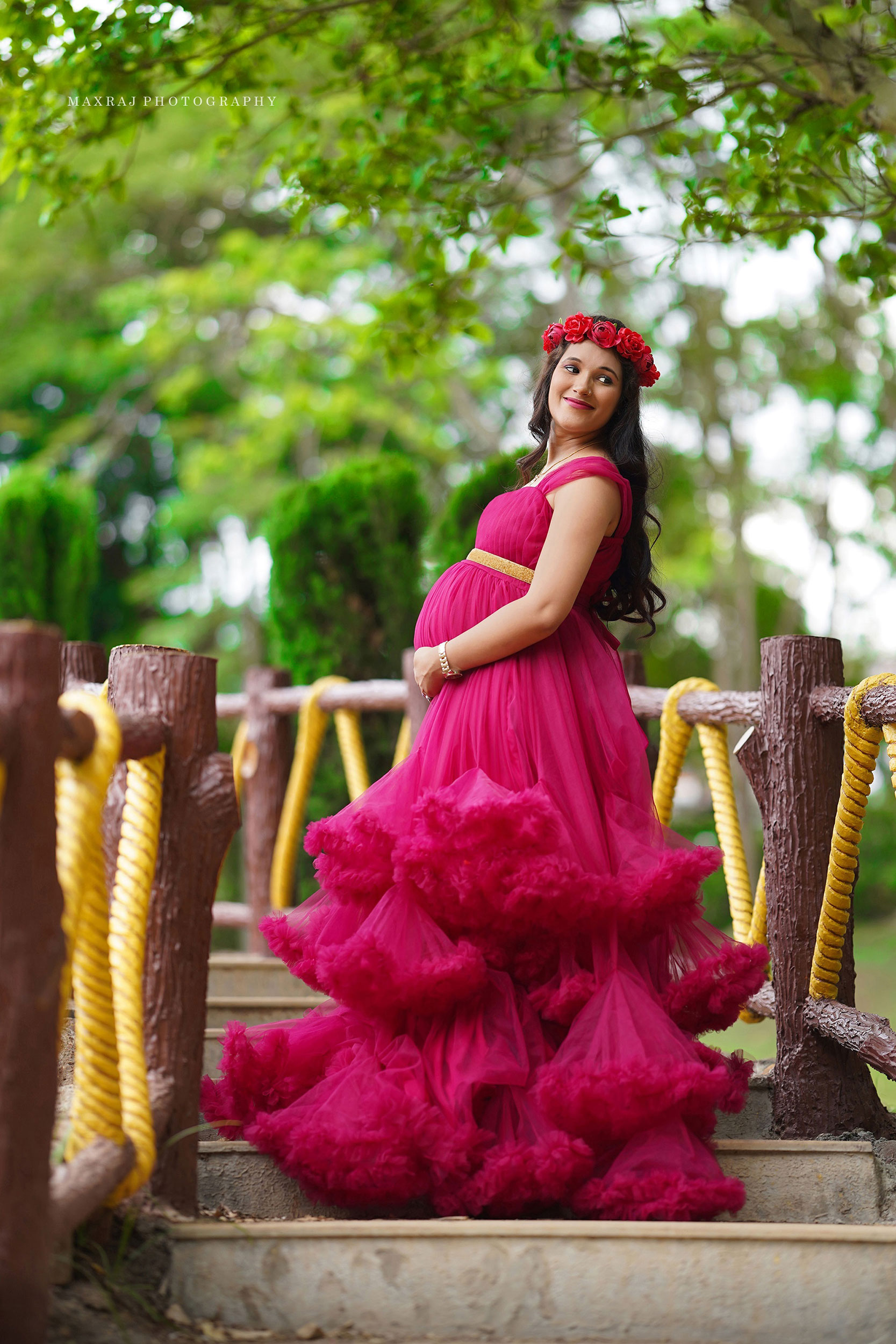 best maternity photographer in pune, best maternity photographer in india, maternity photoshoot in pune in pink gown