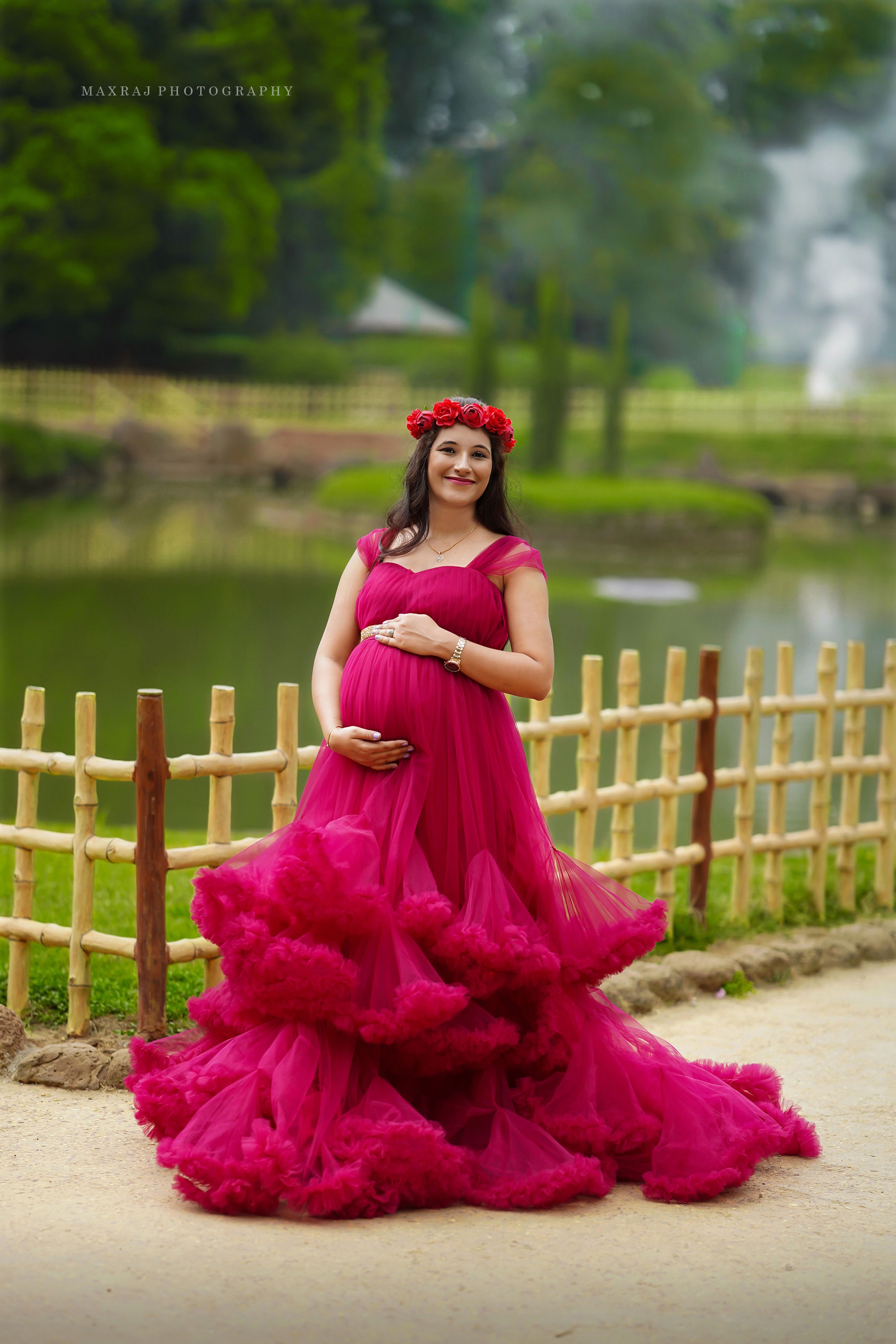 maternity photographer in pune, best maternity photographer in india, maternity photoshoot in pune in pink gown in garden