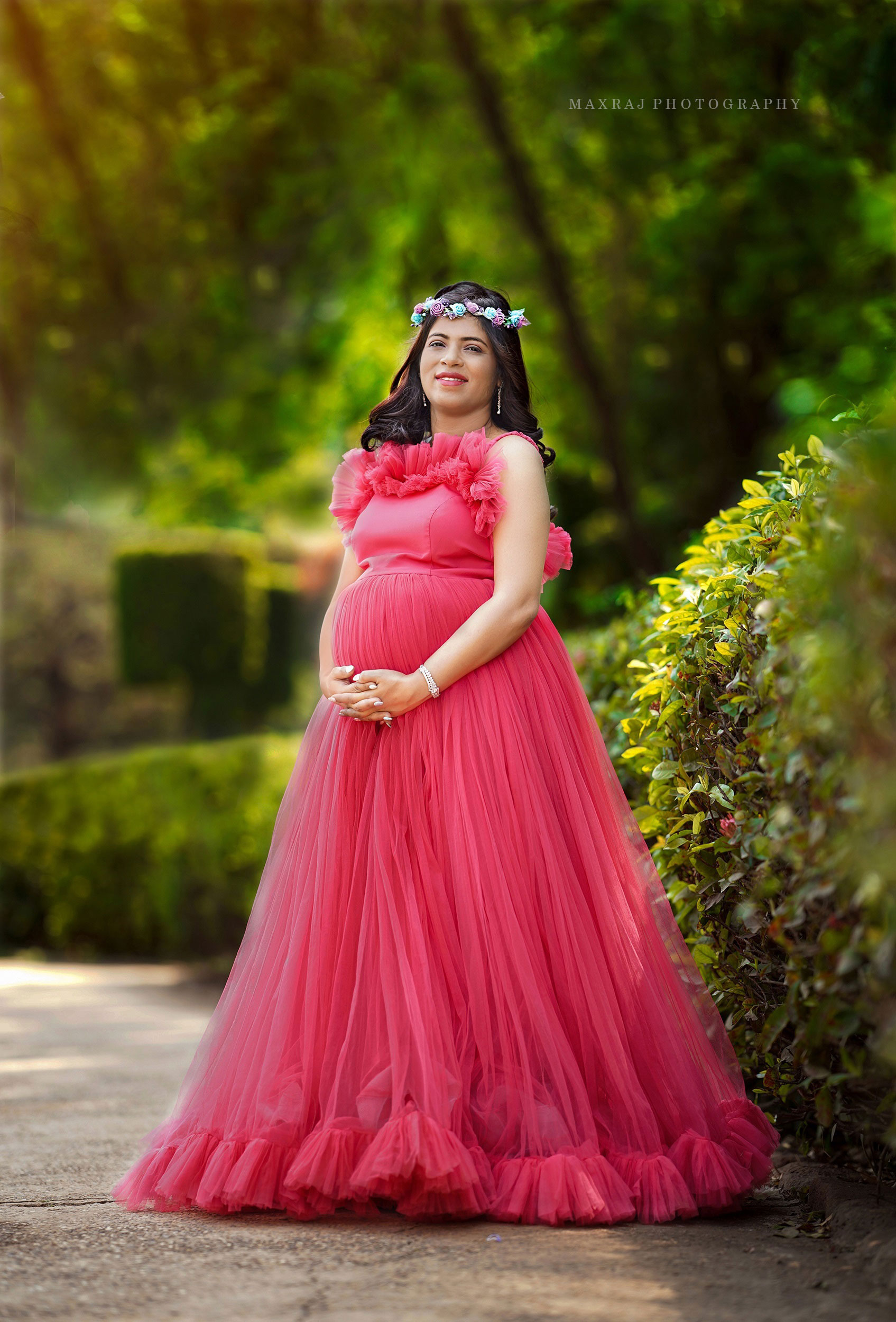 best maternity photographer in pune, best maternity photographer in india, maternity photoshoot in pune in pink dress