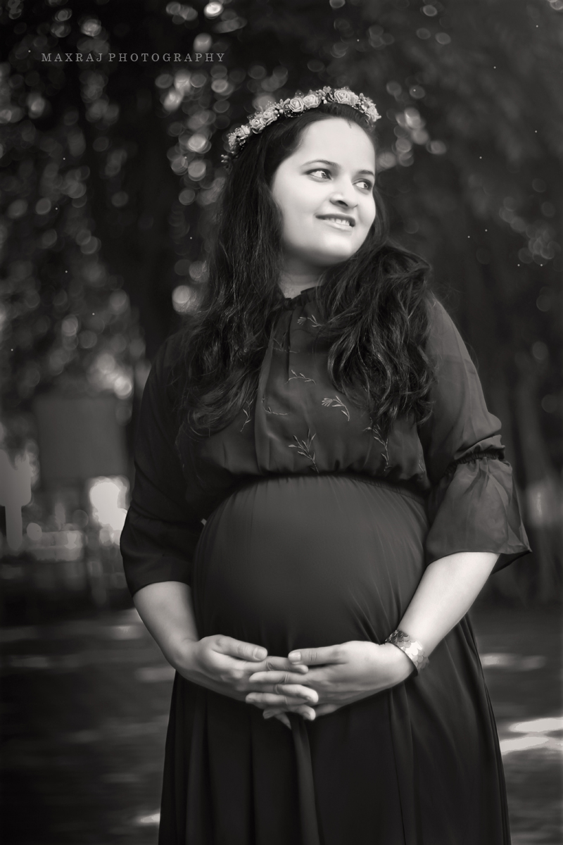 black and white maternity photography
