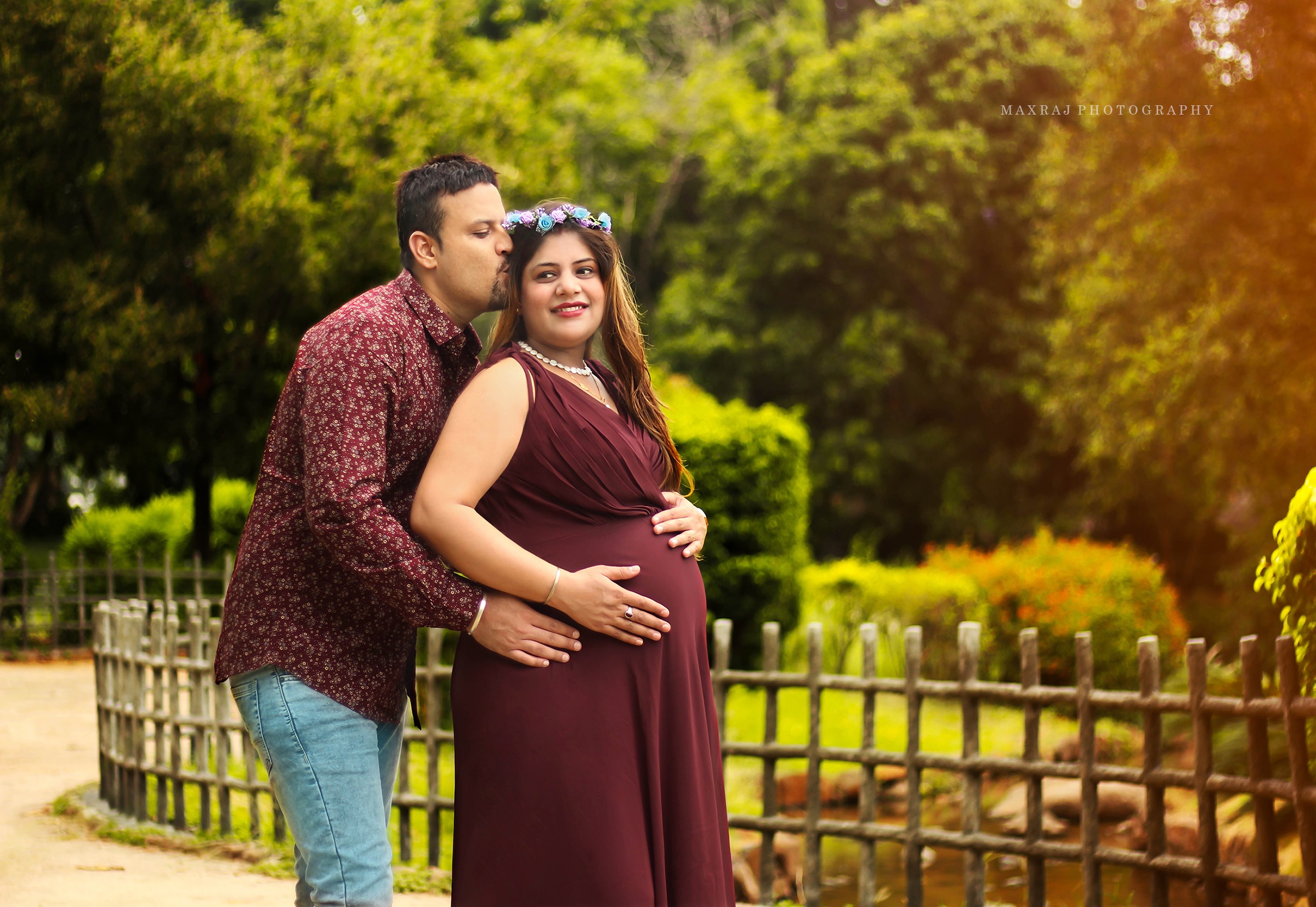 couple posing during maternity photo shoot in pune