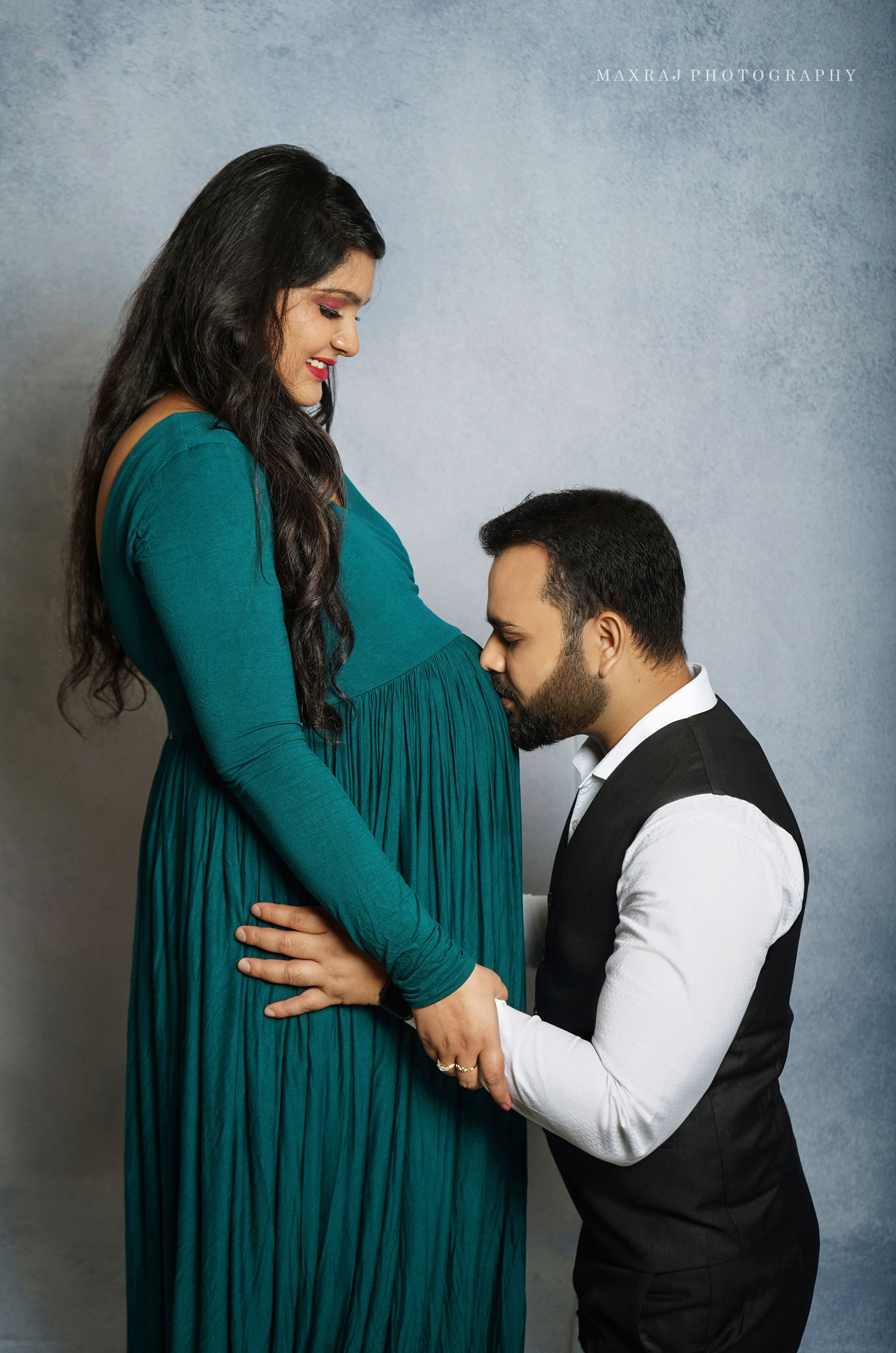 Complete Guide on Posing for Maternity Photos [Top 15 Poses]