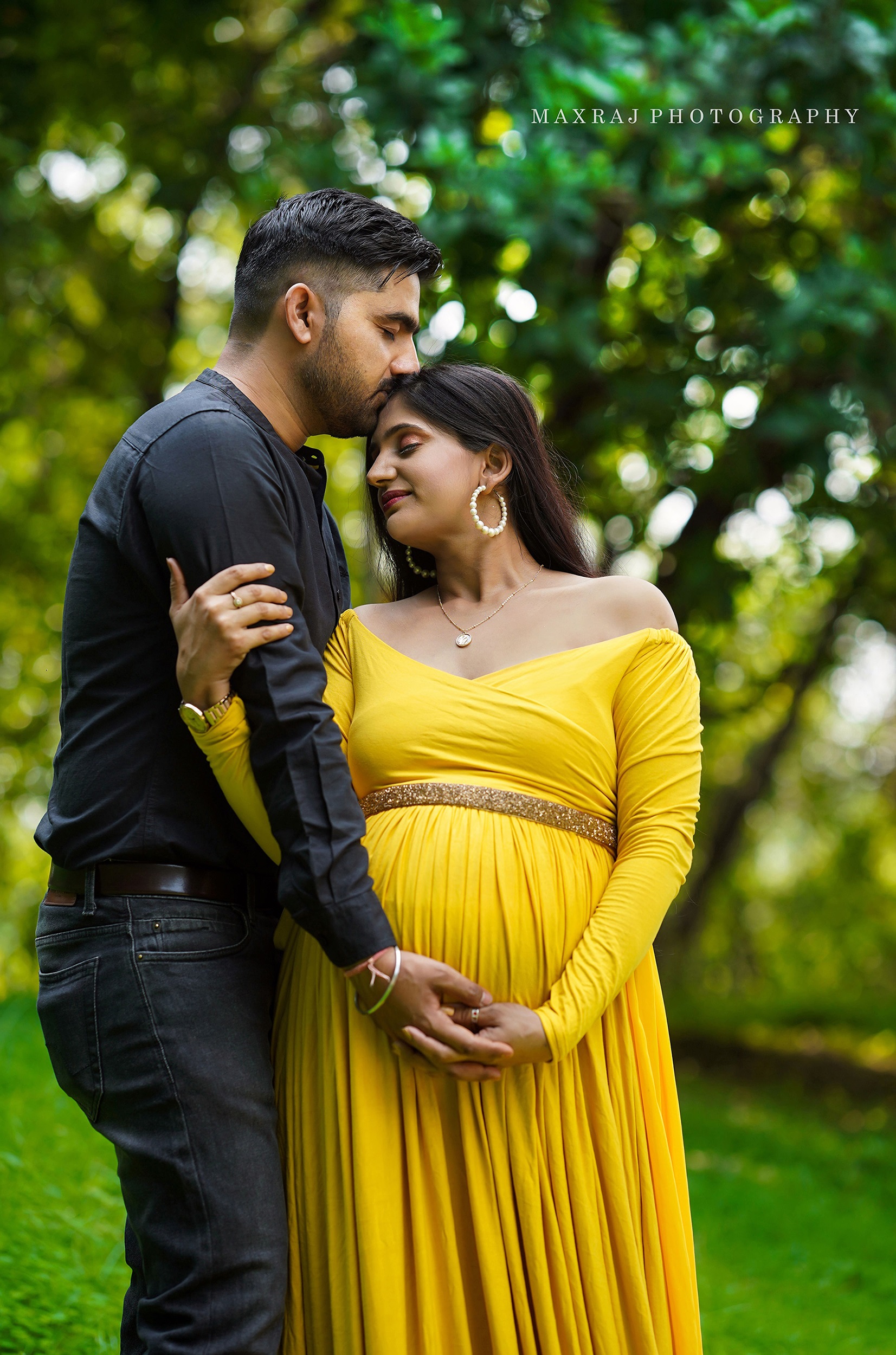 How to Plan a Pregnancy Announcement Photoshoot with Suggested Poses |  Michelle Pantoja | Chicago Lifestyle Blog